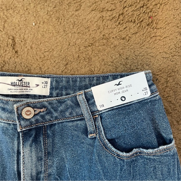 NWT!! Hollister curvy high rise mom jean - Picture 3 of 3